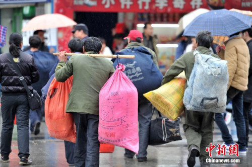 聚焦春節(jié)“恐歸族”：近鄉(xiāng)情怯，恐懼何來(lái)？(圖)